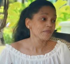 Alguien sabe como el nombre de la canción y quien es la cantante que ponen  en los intermedios de la novela ?