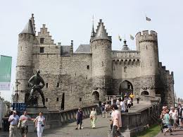 Bij vrbo kunnen zowel families, groepen en stelletjes terecht ontdek 182 vakantiehuizen in het steen, antwerpen die ideaal zijn voor uw reis. Lange Wapper Statue In Front Of Het Steen Fortress Picture Of Lange Wapper Statue Antwerp Tripadvisor