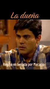 Regina es besada por Macario