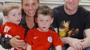 Sein comeback gab rooney ende september er konnte zwischen diagonaleinrückenden flügelstürmer und dritter verkappter spitze pendeln. Wayne Rooney Der Dritte Sohn Ist Da Gala De