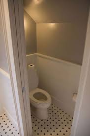schuifdeur voor het toilet kleine toiletruimte kleine badkamer klein toilet