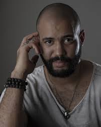 Conoce Ramón Cabrera, el fotógrafo dominicano que reinventa la moda