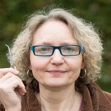 Anita Roth's Instagram, Twitter & Facebook