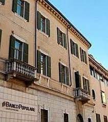 Il banco popolare è stato un gruppo bancario di matrice cooperativa, il più grande in italia, fino al 1º gennaio 2017, quando si è fuso con la banca popolare di milano per costituire il banco bpm.era caratterizzato da un forte radicamento locale, con 18.230 dipendenti, oltre 3 milioni di clienti e circa 1.800 filiali presenti in tutta italia con l'eccezione dell'alto adige e dell'abruzzo. Banco Popolare Sc