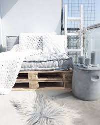 Palletbank Met Matraskussens Balkonblumen Palletbank Met Matraskussens Kleines Balkon Dekor Balkonentwurf Balkon Gestalten