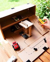 عمل جراج سيارات وبيت الدمى من الكرتون للاطفال بالصور Diy Kids Toys Cardboard Crafts Diy Cardboard