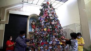 Acara natal biasanya dilangsungkan dengan acara tahun baru. Warga Nu Rangkai Pohon Natal Dari Ribuan Masker Di Gereja Katolik Kristus Raja Surabaya Bagian 1