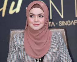 Born 11 january 1979) is a malaysian singer. Siti Nurhaliza Serahkan Donasi Ke Kementerian Kesehatan Malaysia