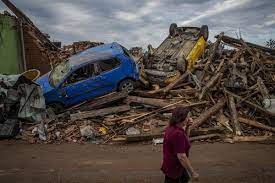 Des maisons ont été rasées lors du passage d'une tornade dans plusieurs villes du sud de la république tchèque, jeudi soir. Atbrkv4zl5dr4m