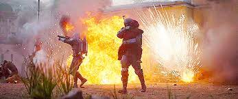 Flashback Scene Of A Mandalorian Saving A Young Din Djarin The Mandalorian Chapter 8 Star Wars Nerd Star Wars Galaxies Star Wars Universe