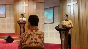 Mendiang gus dur juga pernah memenuhi undangan untuk. Gus Miftah Dikritik Masuk Gereja Profesor Ayang Pembunuhan Karakter Berita Hits