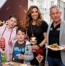 20 sikeres filmet és 420 tévétornát forgatott. Ripost