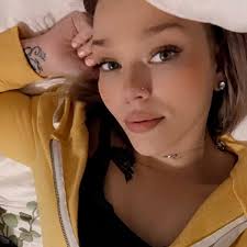 Hey I'm posting for my sister her name is Allie Rose and she's locked up in  Tennessee. She's trying to find somebody to talk to and pass the time. She  has a