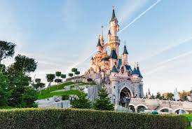Disneyland paris castle is called le chateau de la belle au bois dormant in french. Sleeping Beauty Castle At Disneyland Paris Is Getting A Major Makeover Inside The Magic