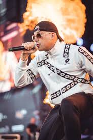 This is a new song which is sang by famous singer​raf camora. Raf Camora Befurchtet Seinen Erfolg Nicht Mehr Toppen Zu Konnen Bigfm