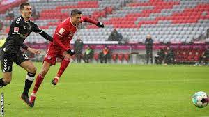 Den blick auf die tabelle kann man sich vor dem heutigen gastspiel in freiburg (15:30 uhr, live auf sky) also schenken. Bayern Munich 2 1 Sc Freiburg Robert Lewandowski Scores Record Breaking 21st Goal In Win Bbc Sport