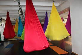 Pole dance shorts für sicheres und effektives training an der pole dance stange. Aerial Yoga Tuch In Premium Qualitat Gs Gepruft