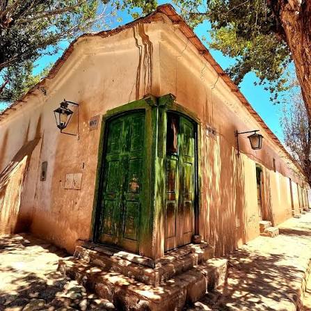MOLINOS - SALTA 🔺️En el corazón de los Valles Calchaquíes, abrazado por montañas y un cielo inmenso, se encuentra Molinos, un pequeño pueblo salteño a orilla de la Ruta 40 que parece