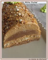 La 2eme Buche De L Annee 2014 Avec Du Praline Des Pieds A La Tete Un Biscuit Au Grains De Pralin Une Mousse Mousse Praline Dessert Noel Facile Buche De Noel