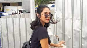 Dinda kirana, seorang artis yang masih sangat muda belia. Topik Kabar Artis Dinda Kirana Jalani Operasi Kista Ovarium Sudah Satu Tahun Terasa Sakit Sulit Berdiri Dan Berjalan Warta Kota