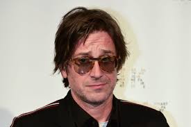 Mais thomas dutronc n'a pas encore appris à conjuguer au futur. Thomas Dutronc Raconte Son Enfance Pourquoi Il Avait Super Honte De Sa Mere