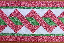 Pole Twist Table Runner Free Tutorial Uploaded Vicki S Fabric Creations Christmas Table Runner Pattern Christmas Table Runner Quilted Table Runners Patterns