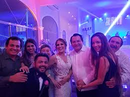 Dando su abrazo a mi mamá Fanny Mena...