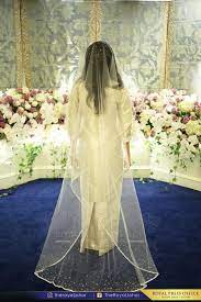 Tunku tun aminah yang juga merupakan presiden kelab bola sepak jdt bakal melangsungkan perkahwinan dengan pasangannya, dennis muhammad abdullah. Tunku Tun Aminah S Veil Is Soooo Simple And Pretty Wedding Dresses Minimal Wedding Dress Wedding Gown Inspiration