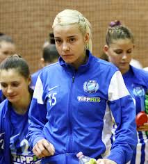 She made her international debut on 2 june 2019 against austria. Mentalitasbol Jeles Lapszemle