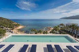 The luxurious me ibiza is located on the eastern coast right in a secluded bay near santa eulalia and es canar, and eight miles from ibiza town. Hotels Auf Ibiza Catalonia Hotels Resorts
