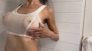 Mostrando seios incríveis através do top branco no chuveiro 🤍💧 meu  primeiro vídeo seco a molhado