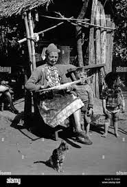 Ältere Frau beim Sticken, Paraguay 1960er Jahre. Elder lady stitching,  Paraguay 1960 Fotografía de stock - Alamy