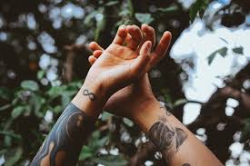 Der fokus kann auf unbeschwertheit, freiheit und spontanität, auf dem fliegen in den wolken liegen. 11 Tattoo Motive Mit Denen Ihr 2019 Niemanden Mehr Vom Hocker Haut Mit Vergnugen Berlin