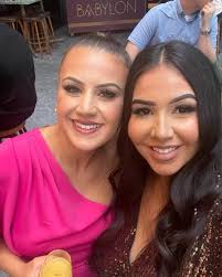 The GORGEOUS bride alongside her mother and bridesmaids 👰‍♀️💍