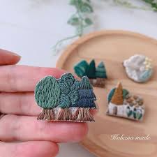 木々の刺繍ブローチ𖥧ꈔ𐃉 3本の木が並んだこのブローチは 小さいけれど沢山のステッチと 選りすぐった緑をふんだんに使ってチクチクしています ᵕ ๑ ナチュラルな雰囲気がお気に入りの作品です 刺繍 刺しゅう 刺繍ブローチ 刺繍部 刺繍