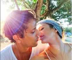 Así luce Candice Swanepoel a sus cinco meses de embarazo