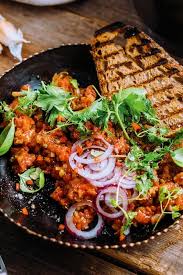 Beef Tatar Mit Gegrilltem Brot Und Krautersalat Rezept In 2020 Tatar Kochen Und Backen Spargelcremesuppe