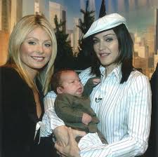 Kelly Ripa Let The Queen Of Pop Hold Her Baby Madonna Kelly Ripa Kelly Ripa Pregnant