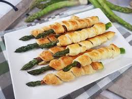 Servire le tagliatelle, la nostra pasta con asparagi e speck guarnendo con la julienne di asparagi e scaglie di parmigiano reggiano. Asparagi In Pasta Sfoglia Con Speck Ricetta Antipasto