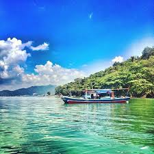 Pantai mutun memiliki pasir putih yang lembut, air laut yang jernih, dan ombak yang cenderung tenang, sehingga sangat bersahabat untuk wisatawan dengan keluarga dan anak kecil. Pantai Mutun Pesawaran Lampung Scenic Views Dream City Scenery