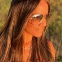 Renee Hull's Instagram, Twitter & Facebook