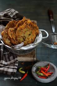 Sajian ini terdiri dari bermacam sayuran yang dipadu dengan adonan tepung dan digoreng. Weci Ote Ote Bakwan Sayur Jajane Vivi