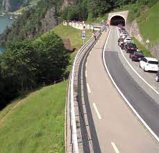 Die axenstrasse an der hauptstrasse 2 verbindet die schweizer dörfer brunnen und flüelen entlang dem ostufer des urnersees, dem südlichen abschnitt des vierwaldstättersees. Axenstrasse War Nach Unfall In Beide Richtungen Gesperrt