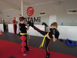 Wie bei sämtlichen anderen kampfsportarten werden auch beim kickboxen die kleinen sprösslinge spielerisch an die sportart herangeführt.die trainer der kampfschulen sind heutzutage sehr geübt in dem leiten der jeweiligen kinderkursen.; Kindertraining Kickboxen In Hannover