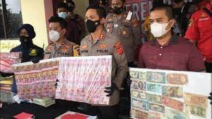 Tapi ngga ada dukun santet di sana tahun 2000an silam,banyak dukun yang di bakar oleh warga. Nazeeuxr6azcgm