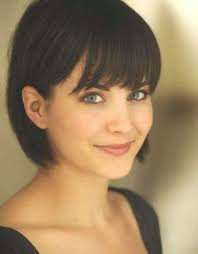 Capelli scalati, donna con frangia, taglio asimmetrico scalato, colore capelli castano cioccolato acconciature. Tagli Capelli Con Frangia Foto Stylosophy