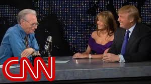 وبدأ العمل في قناة «سي إن إن» عام 1985، وكان يقدم برنامجه الشهير لاري كينج لايف (larry king live) حتى عام 2010، لينتقل بعدها للعمل. Donald And Melania Trump As Newlyweds 2005 Cnn Larry King Live Full Interview Youtube