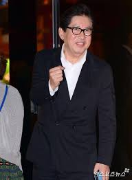 Reaksi ha jung woo soal skandal sang ayah, kim yong gun punya bayi di usia 75 tahun. Sywwyj0ylyuuem