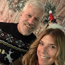 What are some casual dinner recommendations with live music in Corolla, NC?