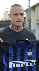 Kariyer sayfasında radja nainggolan isimli futbolcunun sezon bazında takımının yer almış olduğu turnuvalardaki maç, gol, asist, sarı kart, kırmızı kart, oyuna girme, oyundan alınma. E Ufficiale Radja E Il Nuovo Giocatore Dell Inter Dalla Stagione 2018 2019 Fino Al 2022 Mens Haircuts Short Short Hair Mohawk Hair And Beard Styles